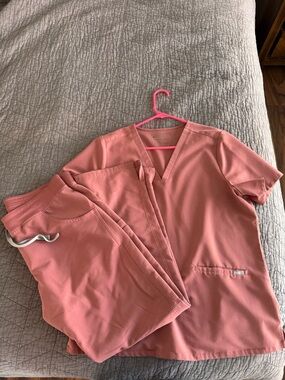 FIGS Women's scrub set in Mauve